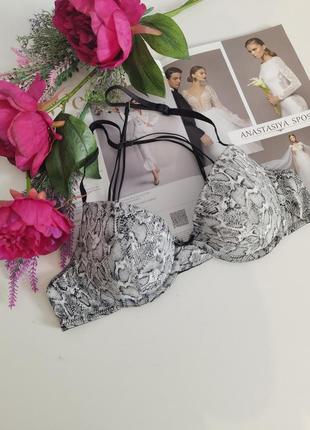 Брендовый бюстгальтер на тонком поролоне размера 85a