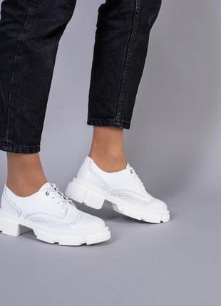 Туфли женские кожаные белого и бежевого цвета на шнурках10 фото