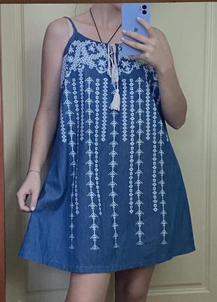 Вышитое платье