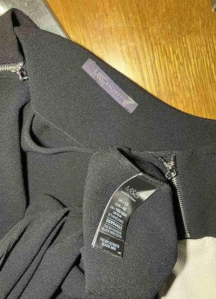 Класичне чорне рівне плаття , білі рукава,