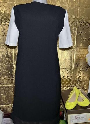 Класичне чорне рівне плаття , білі рукава,