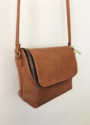 Маленькая сумочка на ремне коньячного цвета  h&m коричневая сумка кросс боди6 фото