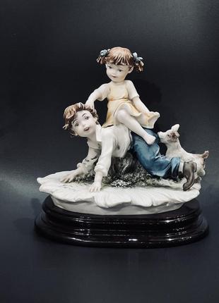Фарфоровая статуэтка девочка верхом на мальчике capodimonte berger