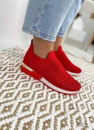 Червоні текстильні легкі кросівки на білій підошві1 фото