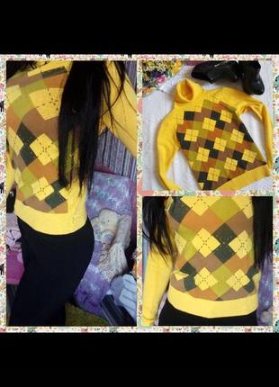 Желтый свитерок с горлом,с прином ромбов.