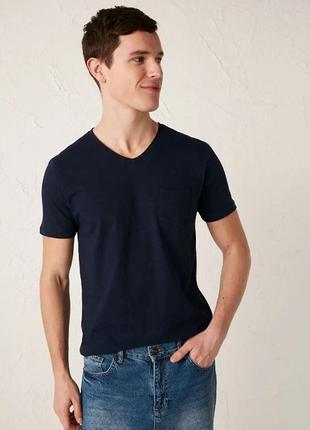 Темно-синяя мужская футболка lc waikiki/лс вайкики с v-образным вырезом и карманом на груди4 фото
