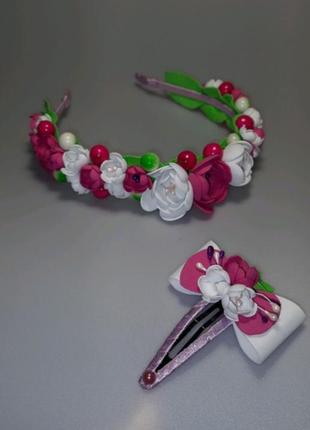 Обруч для волосся з квітами.