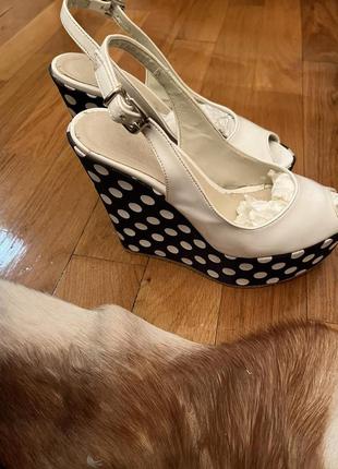 Босоніжкі в горох італія