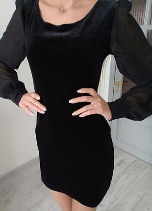 Бархатное платье с красивыми рукавами