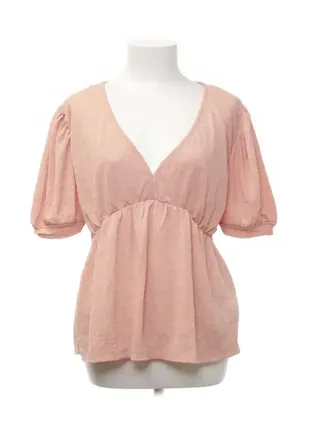 Футболка з глибоким декольте