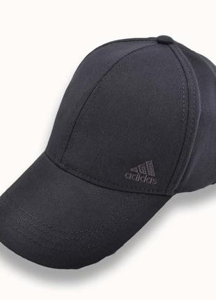 Бейсболка брендовая из плотного коттонас маленькой вышивкой кепка универсальная с металлическим регулятором