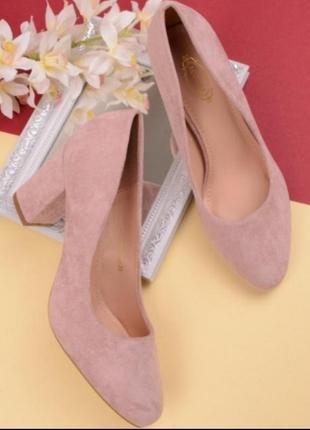 Бежеві замшеві туфлі на широкому стійкому зручному каблуці