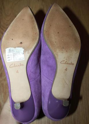 Класичні туфлі на низькому каблуці мікро каблук ретро модель clarks фіолетова замша 36р3 фото