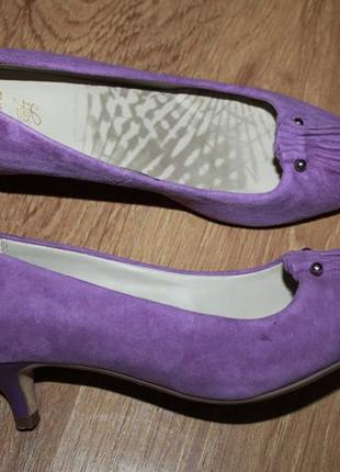 Туфли лодочки на низком каблуке микро каблук ретро модель clarks фиолетовая замша 36-37р