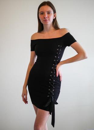 Черное платье со шнуровкой и открытыми плечами2 фото