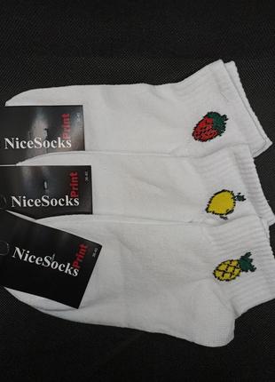 Демісезонні жіночі шкарпетки з фруктовим принтом .