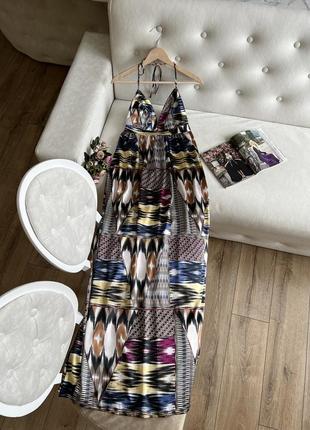 Атласна довга сукня з геометричним принтом