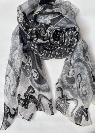 Шарф весенний серо-белый