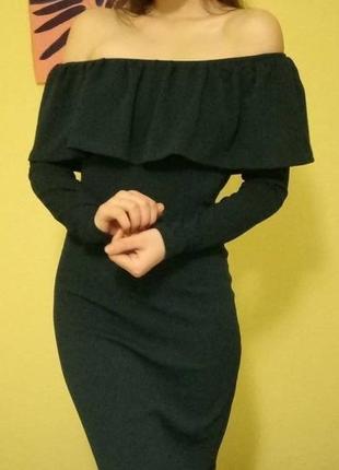 Зелена сукня з рюшами