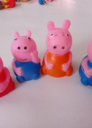 Набір сім'ї свинки пеппи для ванни.