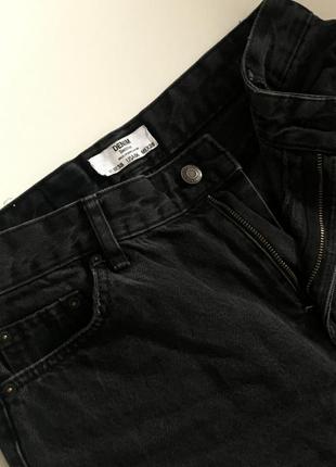 Джинси з порізами на колінах