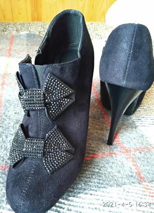 Закриті замшеві туфлі