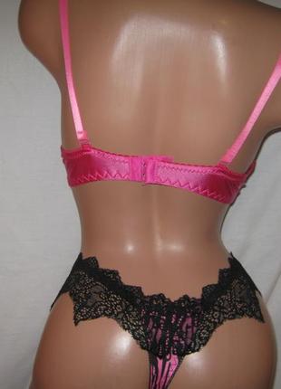 Комплект белья розовый с черным кружевом: бюстгальтер чашка в и бикини5 фото