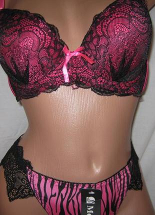 Комплект белья розовый с черным кружевом: бюстгальтер чашка в и бикини1 фото