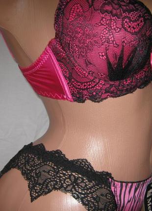 Комплект белья розовый с черным кружевом: бюстгальтер чашка в и бикини3 фото