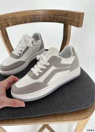 Кросівки жіночі