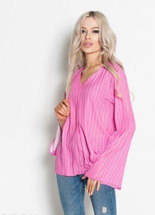 Смугаста блузка з розкльошеними рукавами.