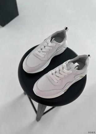 Кросівки жіночі