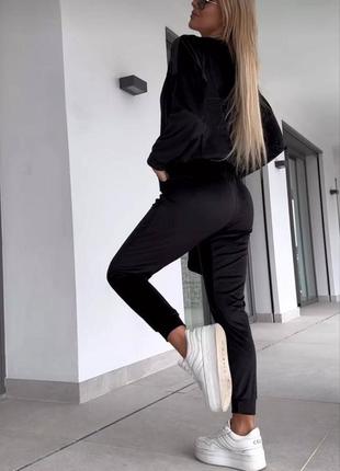 Костюм спортивний жіночий турецький велюр чорний однотонний топ на брителях оверсайз світшот штани джогери на високій посадці стильний якісний