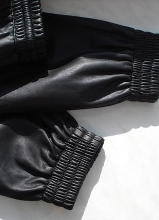 Zara, джоггеры из искусственной кожи, р.xs7 фото