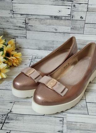 Туфлі лакові жіночі на платформі