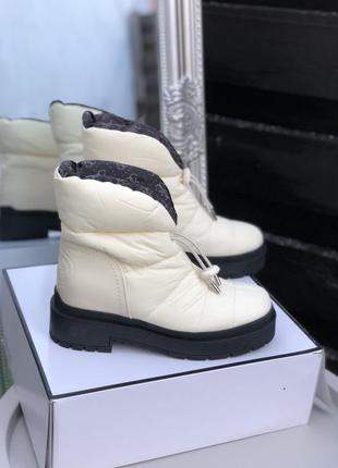Світлі черевики дутики демі весняні guess