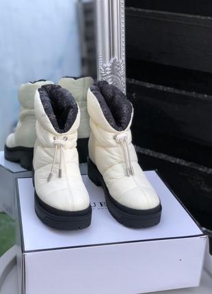 Світлі черевики дутики демі весняні guess4 фото