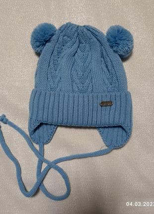 Шапка на флисе голубая с двумя помпонами