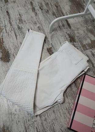 Джинси білі h&m. із застібки побокам внизу. хороша якість.