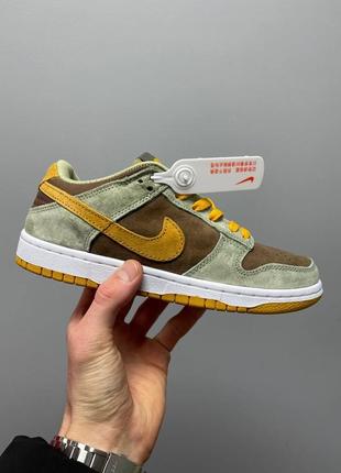 Женские замшевые кроссовки nike dunk low dusty olive. цвет оливковый с коричневым и желтым.