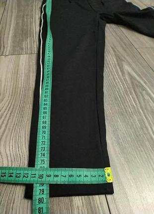 Стильные,черные брюки с ломпасами спортивного стиля на 140-146 см8 фото