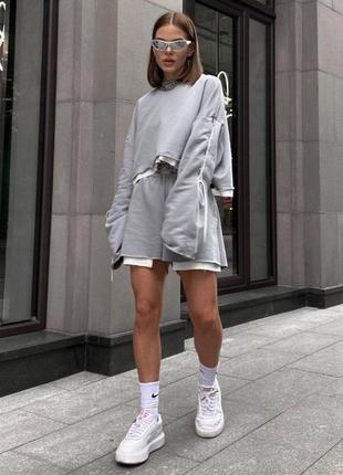 Костюм двойка,костюм свободного кроя,свитшот oversize,свитшот на завязках,худи на шнурке,шорты с высокой посадкой,шорты высокая талия,бермуды