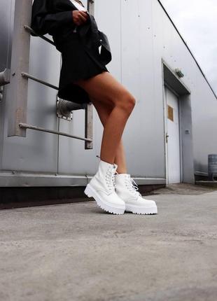 Женские кожаные ботинки dr martens jadon triple white (доктор мартинс жадон белые демисезонные)7 фото