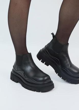 Зимние женские кожаные ботинки челси bottega triple black (кожаные ботинки боттега на флисе )397 фото