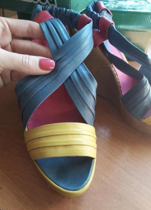 Натур.кожа/новые босоножки на танкетке