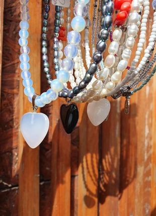 Чокер с лунным камнем, жемчуг, подвески сердечко5 фото