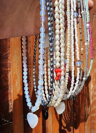 Чокер с лунным камнем, жемчуг, подвески сердечко6 фото