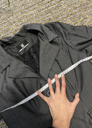 Классический серый костюм с юбкой миди металлик m4 фото