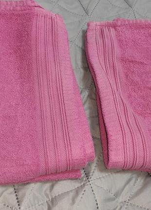 Два розовых полотенца для лица