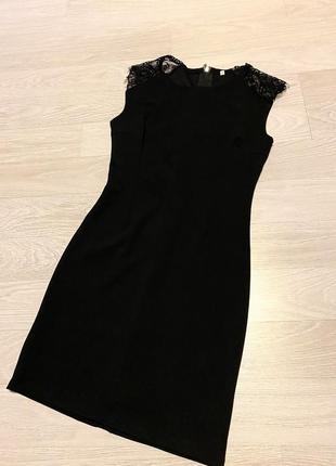 Чорне плаття з мереживними вставками